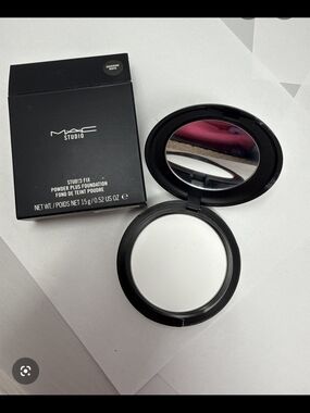 MAC Shivering White Studio Fix Powder